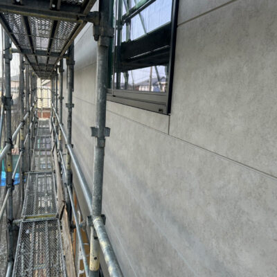 3/24現在 建物正面外壁（建築中）