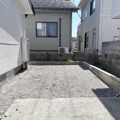 駐車場(撮影現在未舗装です) 駐車場(撮影現在未舗装です)