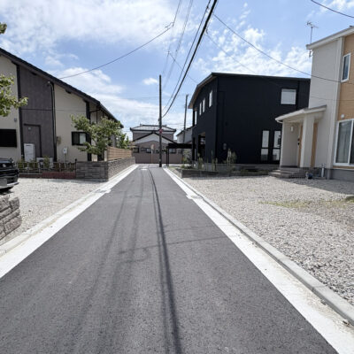 きれいに整備された前面道路。住宅街らしい穏やかな環境です✨