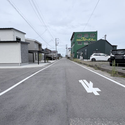 対象地前面道路。きれいに整備され落ち着いた住宅街が形成されています
