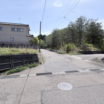 現地周辺の道路状況。緑を身近に感じられる住環境 現地周辺の道路状況。緑を身近に感じられる住環境