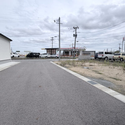 前面道路。きれいに整備され、落ち着いた住宅街が形成されています。