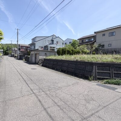 前面道路の様子。静かで落ち着いた住宅街です 前面道路の様子。静かで落ち着いた住宅街です