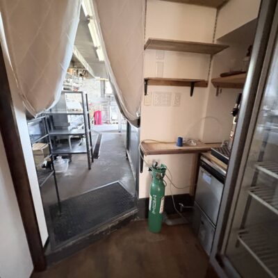 店舗内から厨房へ 店舗内から厨房へ