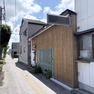 木目調の外観が印象的な店舗。道路の視認性も良いです 木目調の外観が印象的な店舗。道路の視認性も良いです