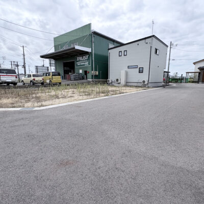 対象地は角地となり開放的です。