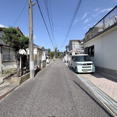 前面道路の様子。周辺は戸建住宅が建ち並ぶ、落ち着いた雰囲気の住宅街です。
