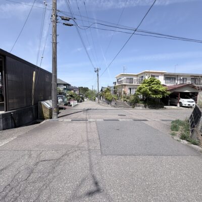 前面道路の様子。住宅街を抜ける広々とした道路環境 前面道路の様子。住宅街を抜ける広々とした道路環境