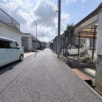 地周辺の街並み。通りから少し入った住宅街で、比較的穏やかな住環境です。