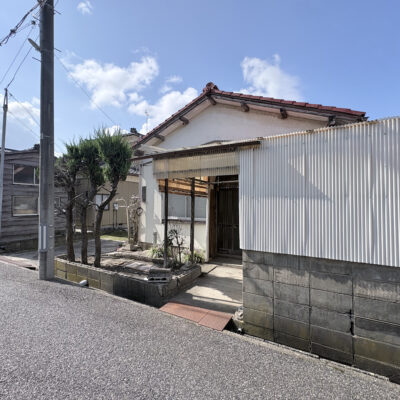 現在は建物がありますが解体更地渡し。新築住宅用地として700万円で販売中です。