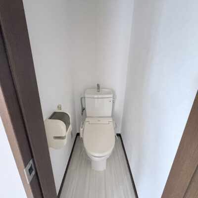 トイレスペース。落ち着いて使用できるシンプルな空間です。