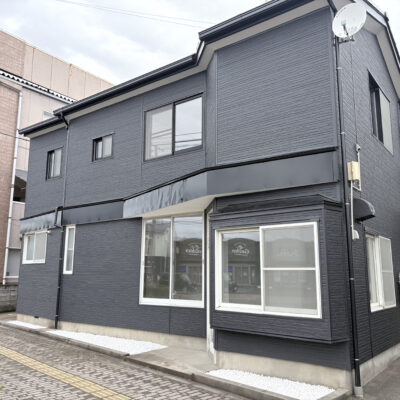 シックで落ち着いた印象の建物です。 (外観)