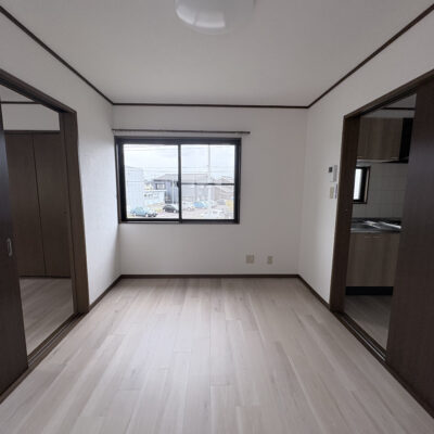 落ち着いた雰囲気の室内。家具の配置もしやすそうなお部屋です。 (居間)