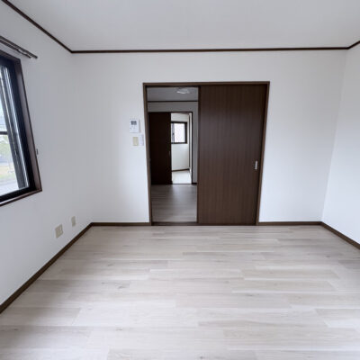 シンプルで使いやすい洋室。お好みの家具でコーディネートできます。 (居間)