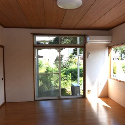 落ち着いた雰囲気の洋室。大きな窓から緑が見え、明るいお部屋です。 落ち着いた雰囲気の洋室。大きな窓から緑が見え、明るいお部屋です。