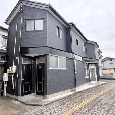 落ち着いた色合いの外観。現地で周辺環境もぜひご確認ください。 (外観)