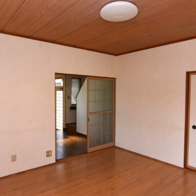 木目天井とフローリングの洋室。収納付きで使い勝手の良いお部屋です。 木目天井とフローリングの洋室。収納付きで使い勝手の良いお部屋です。
